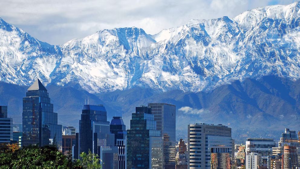 Edificios de Santiago frente a la cordillera de los Andes nevada